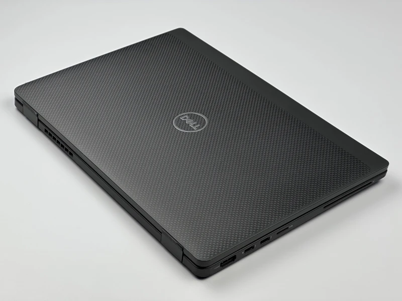Dell Latitude 7310 z i5-10310U, 16GB RAM i ekranem 13.3". Lekki laptop biznesowy z obudową Carbon, czytnikiem linii papilarnych i Intel UHD Graphics.