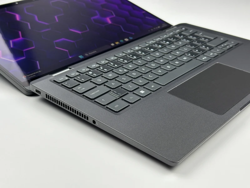 Dell Latitude 7430 2in1 z i5-1245U, dotykowym ekranem – laptop konwertowalny z obudową z włókna węglowego, łączący wydajność i mobilność.
