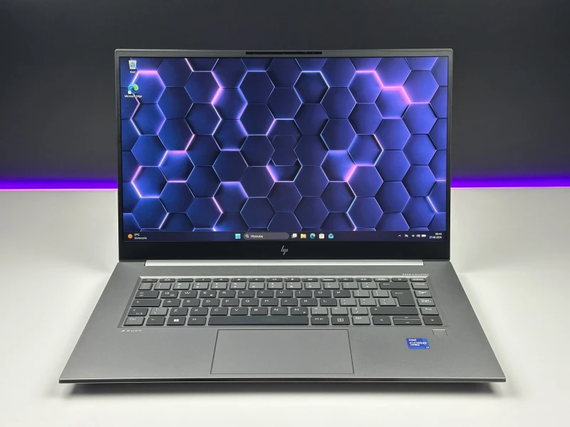 HP ZBook Studio 15 G8 z i7-11850H, ekranem 15,6" FHD i grafiką NVIDIA T1200. Smukła stacja robocza z aluminiową obudową.