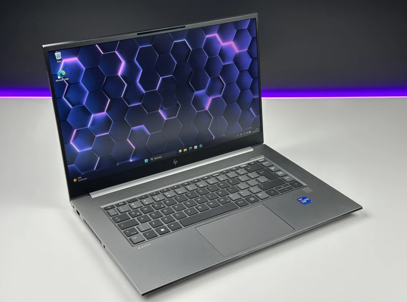 HP ZBook Studio 15 G8 z i7-11850H, ekranem 15,6" FHD i grafiką NVIDIA T1200. Smukła stacja robocza z aluminiową obudową.