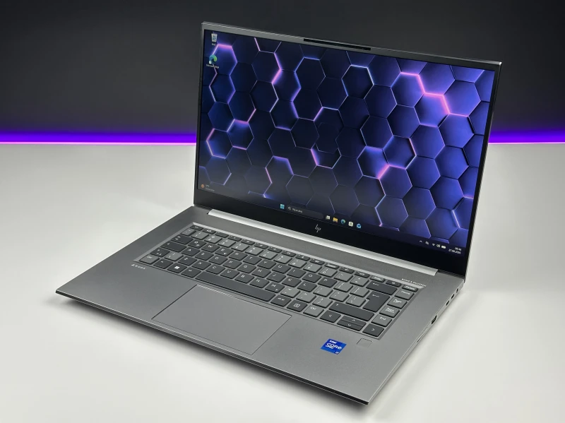 HP ZBook Studio 15 G8 z i7-11850H, ekranem 15,6" FHD i grafiką NVIDIA T1200. Smukła stacja robocza z aluminiową obudową.
