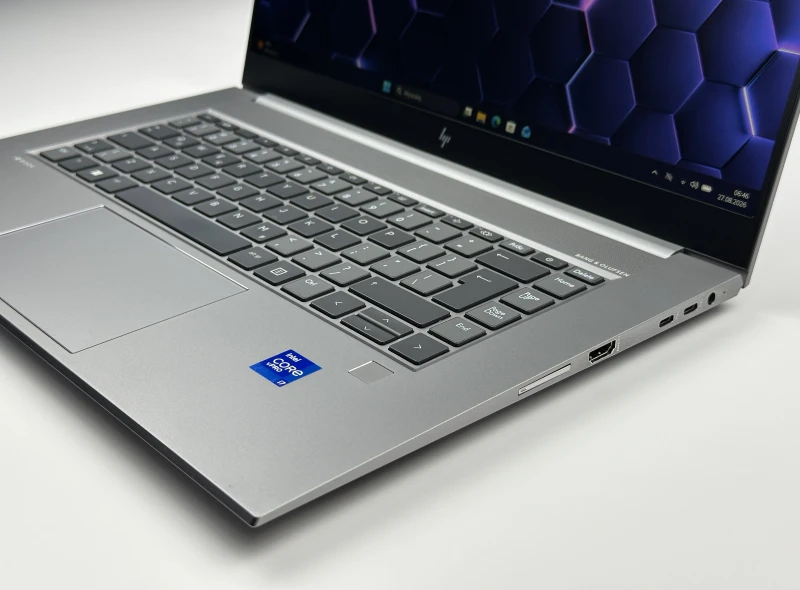 HP ZBook Studio 15 G8 z i7-11850H, ekranem 15,6" FHD i grafiką NVIDIA T1200. Smukła stacja robocza z aluminiową obudową.