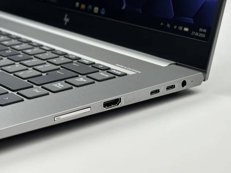 HP ZBook Studio 15 G8 z i7-11850H, ekranem 15,6" FHD i grafiką NVIDIA T1200. Smukła stacja robocza z aluminiową obudową.