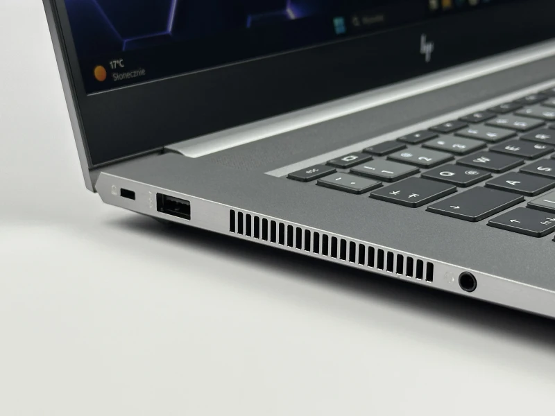 HP ZBook Studio 15 G8 z i7-11850H, ekranem 15,6" FHD i grafiką NVIDIA T1200. Smukła stacja robocza z aluminiową obudową.