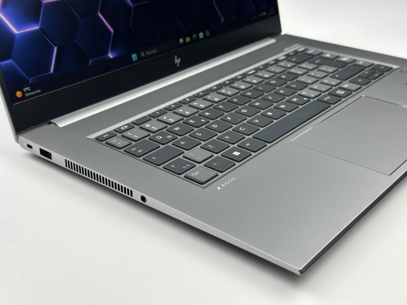 HP ZBook Studio 15 G8 z i7-11850H, ekranem 15,6" FHD i grafiką NVIDIA T1200. Smukła stacja robocza z aluminiową obudową.