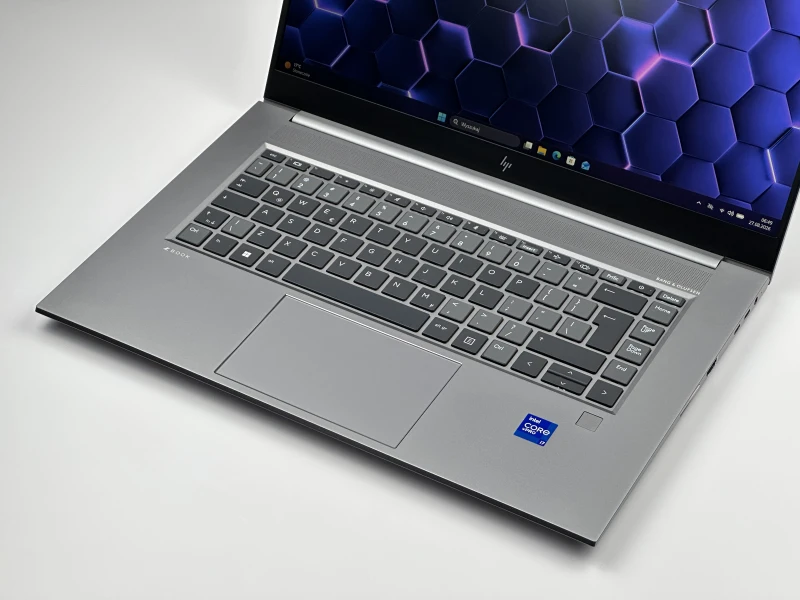 HP ZBook Studio 15 G8 z i7-11850H, ekranem 15,6" FHD i grafiką NVIDIA T1200. Smukła stacja robocza z aluminiową obudową.