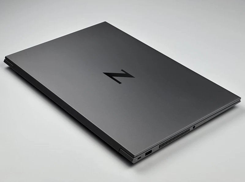 HP ZBook Studio 15 G8 z i7-11850H, ekranem 15,6" FHD i grafiką NVIDIA T1200. Smukła stacja robocza z aluminiową obudową.