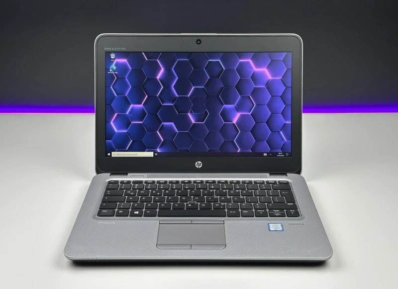 HP EliteBook 820 G3 z procesorem i5-6200U, ekranem 12.5". Kompaktowy laptop biznesowy z Intel HD Graphics 520 i portami VGA oraz DisplayPort.