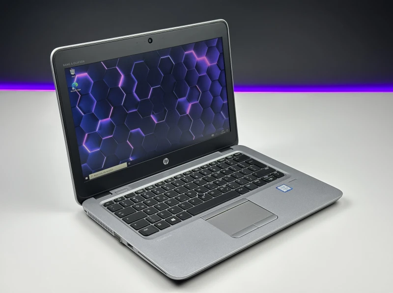 HP EliteBook 820 G3 z procesorem i5-6200U, ekranem 12.5". Kompaktowy laptop biznesowy z Intel HD Graphics 520 i portami VGA oraz DisplayPort.