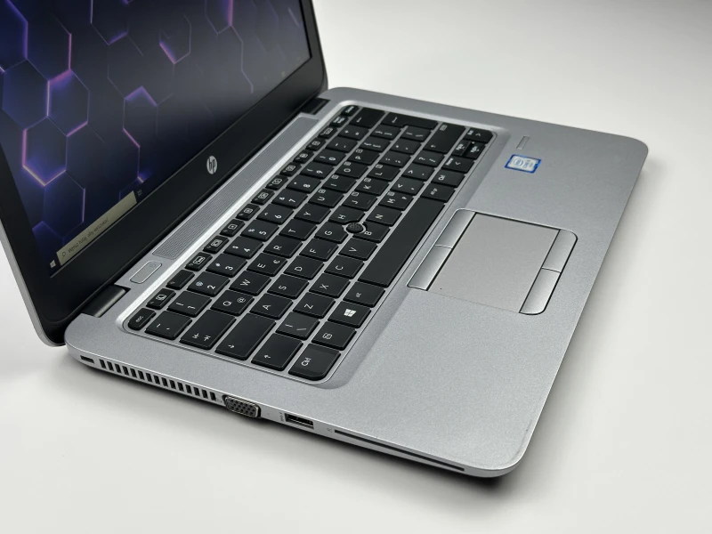 HP EliteBook 820 G3 z procesorem i5-6200U, ekranem 12.5". Kompaktowy laptop biznesowy z Intel HD Graphics 520 i portami VGA oraz DisplayPort.