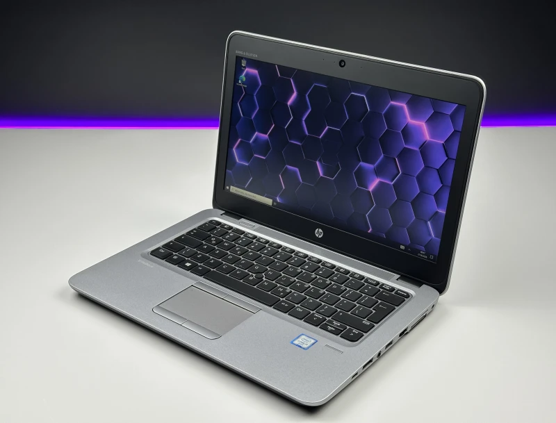 HP EliteBook 820 G3 z procesorem i5-6200U, ekranem 12.5". Kompaktowy laptop biznesowy z Intel HD Graphics 520 i portami VGA oraz DisplayPort.