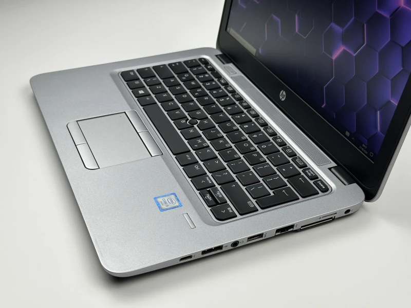 HP EliteBook 820 G3 z procesorem i5-6200U, ekranem 12.5". Kompaktowy laptop biznesowy z Intel HD Graphics 520 i portami VGA oraz DisplayPort.