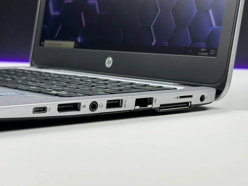 HP EliteBook 820 G3 z procesorem i5-6200U, ekranem 12.5". Kompaktowy laptop biznesowy z Intel HD Graphics 520 i portami VGA oraz DisplayPort.