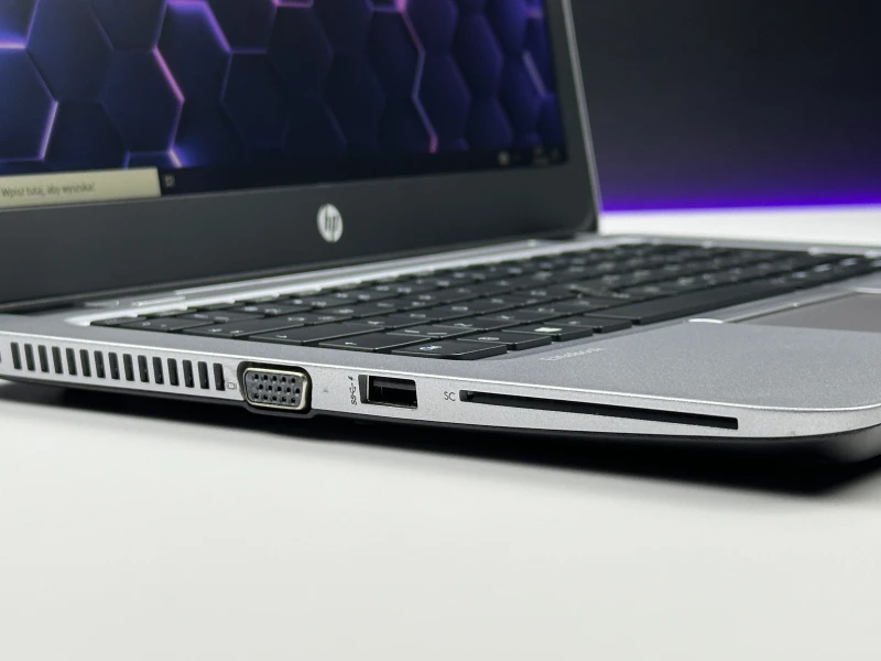 HP EliteBook 820 G3 z procesorem i5-6200U, ekranem 12.5". Kompaktowy laptop biznesowy z Intel HD Graphics 520 i portami VGA oraz DisplayPort.