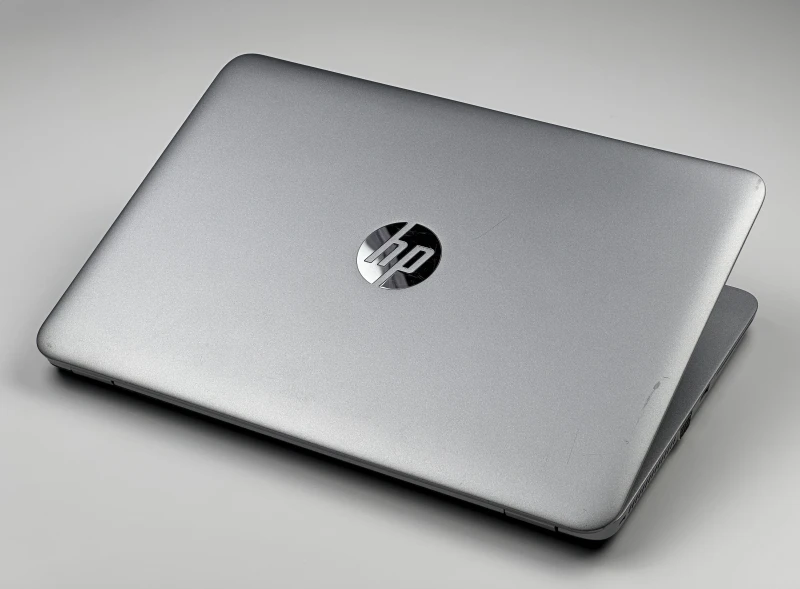 HP EliteBook 820 G3 z procesorem i5-6200U, ekranem 12.5". Kompaktowy laptop biznesowy z Intel HD Graphics 520 i portami VGA oraz DisplayPort.
