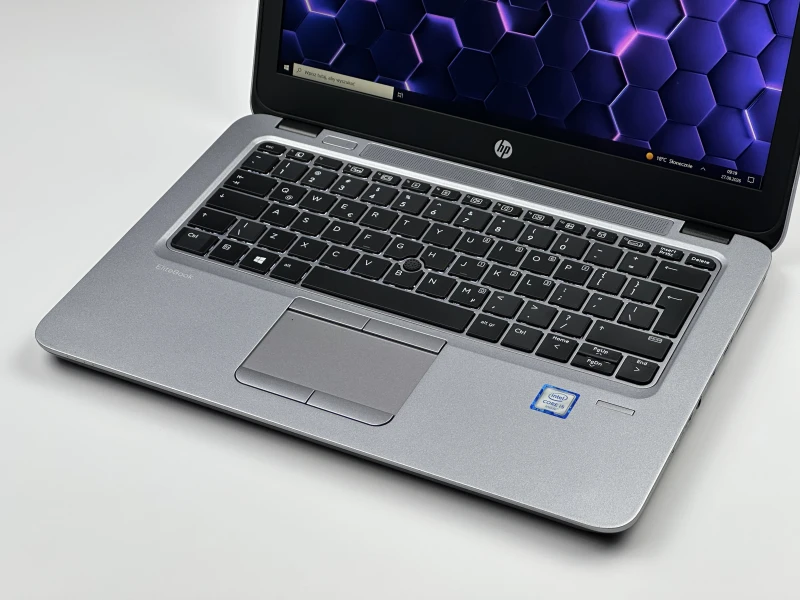 HP EliteBook 820 G3 z procesorem i5-6200U, ekranem 12.5". Kompaktowy laptop biznesowy z Intel HD Graphics 520 i portami VGA oraz DisplayPort.