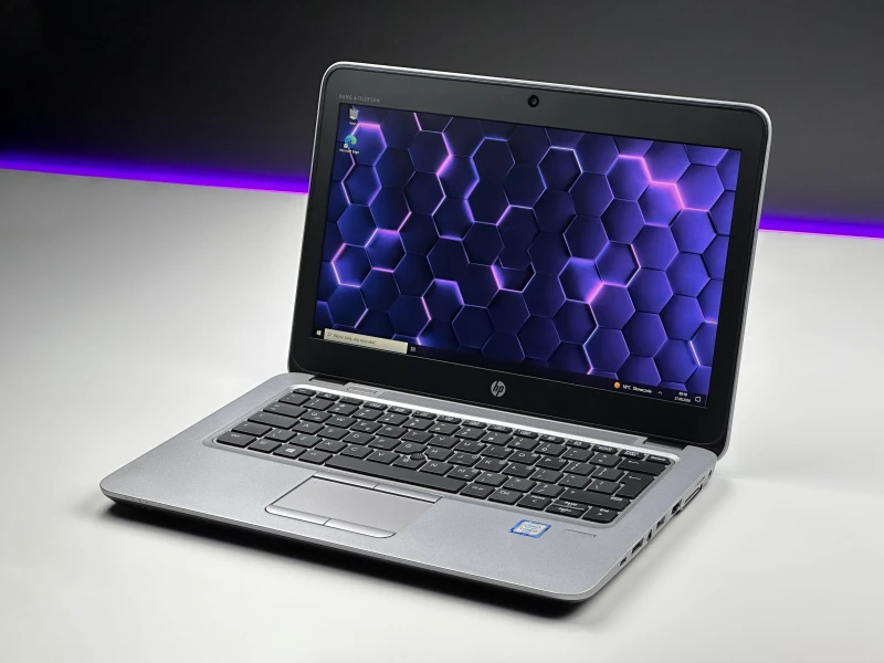 HP EliteBook 820 G3 z procesorem i5-6200U, ekranem 12.5". Kompaktowy laptop biznesowy z Intel HD Graphics 520 i portami VGA oraz DisplayPort. HP EliteBook 820 G3 z procesorem i5-6200U, ekranem 12.5". Kompaktowy laptop biznesowy z Intel HD Graphics 520 i portami VGA oraz DisplayPort.