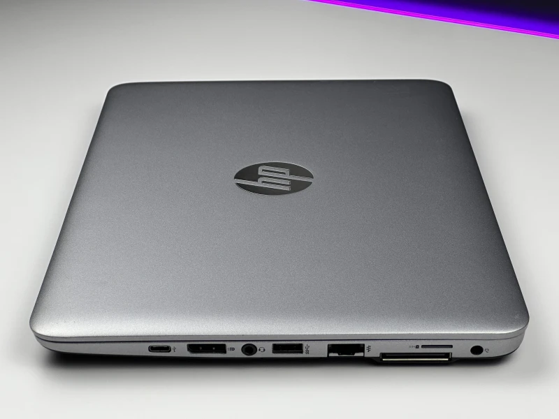 HP EliteBook 820 G3 z procesorem i5-6200U, ekranem 12.5". Kompaktowy laptop biznesowy z Intel HD Graphics 520 i portami VGA oraz DisplayPort. HP EliteBook 820 G3 z procesorem i5-6200U, ekranem 12.5". Kompaktowy laptop biznesowy z Intel HD Graphics 520 i portami VGA oraz DisplayPort.