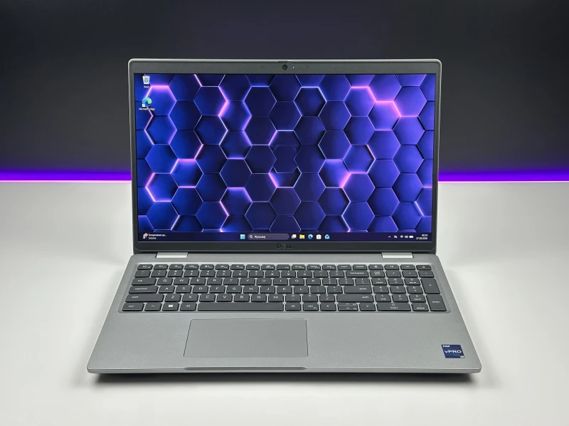 Biznesowy laptop Dell Precision 3580 z procesorem i7-1370P, ekranem 15.6" FHD i RTX A500. Stacja robocza z klawiaturą US i portami Thunderbolt 4.