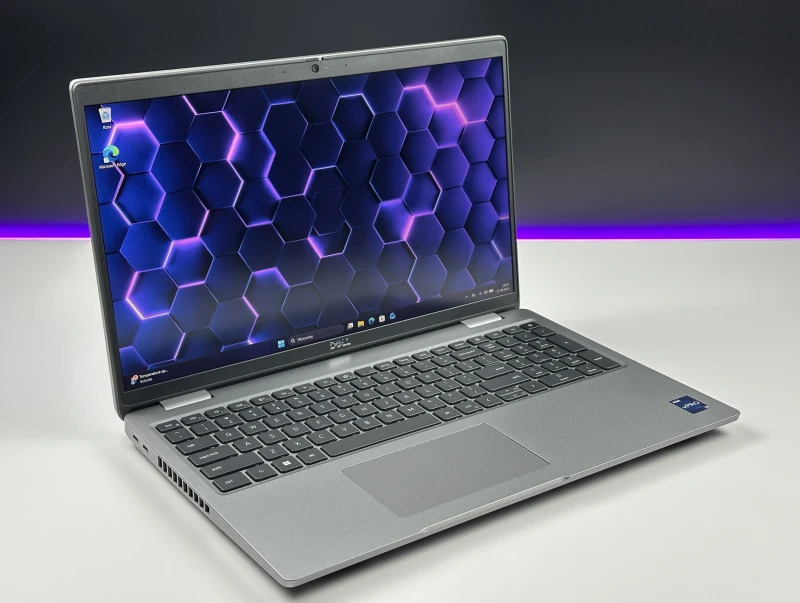 Biznesowy laptop Dell Precision 3580 z procesorem i7-1370P, ekranem 15.6" FHD i RTX A500. Stacja robocza z klawiaturą US i portami Thunderbolt 4.
