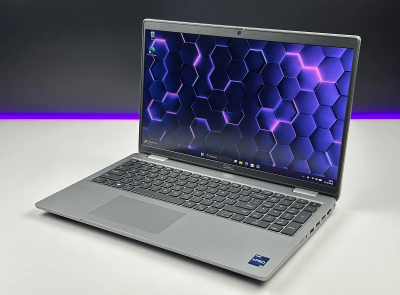 Biznesowy laptop Dell Precision 3580 z procesorem i7-1370P, ekranem 15.6" FHD i RTX A500. Stacja robocza z klawiaturą US i portami Thunderbolt 4.