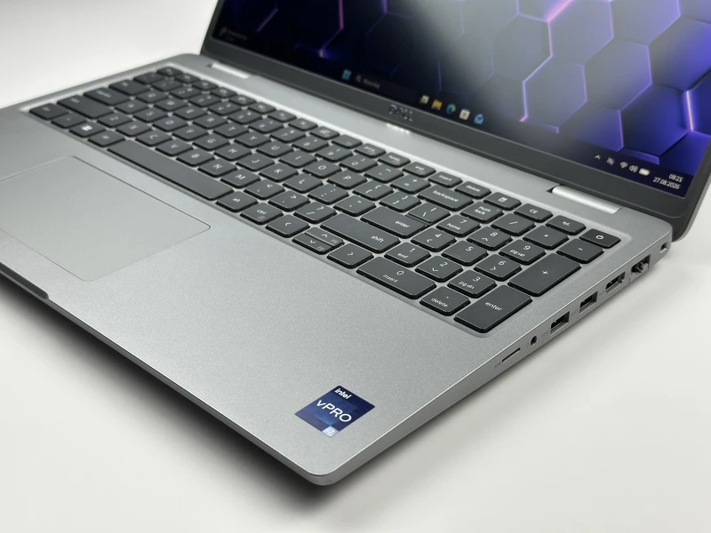 Biznesowy laptop Dell Precision 3580 z procesorem i7-1370P, ekranem 15.6" FHD i RTX A500. Stacja robocza z klawiaturą US i portami Thunderbolt 4.
