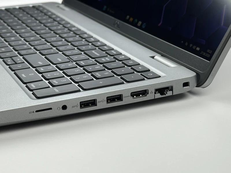 Biznesowy laptop Dell Precision 3580 z procesorem i7-1370P, ekranem 15.6" FHD i RTX A500. Stacja robocza z klawiaturą US i portami Thunderbolt 4.