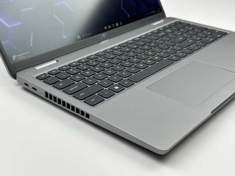 Biznesowy laptop Dell Precision 3580 z procesorem i7-1370P, ekranem 15.6" FHD i RTX A500. Stacja robocza z klawiaturą US i portami Thunderbolt 4.