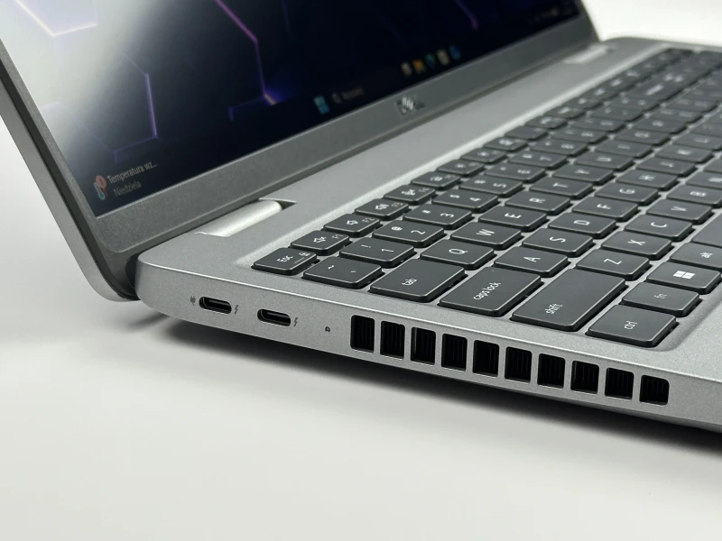 Biznesowy laptop Dell Precision 3580 z procesorem i7-1370P, ekranem 15.6" FHD i RTX A500. Stacja robocza z klawiaturą US i portami Thunderbolt 4.