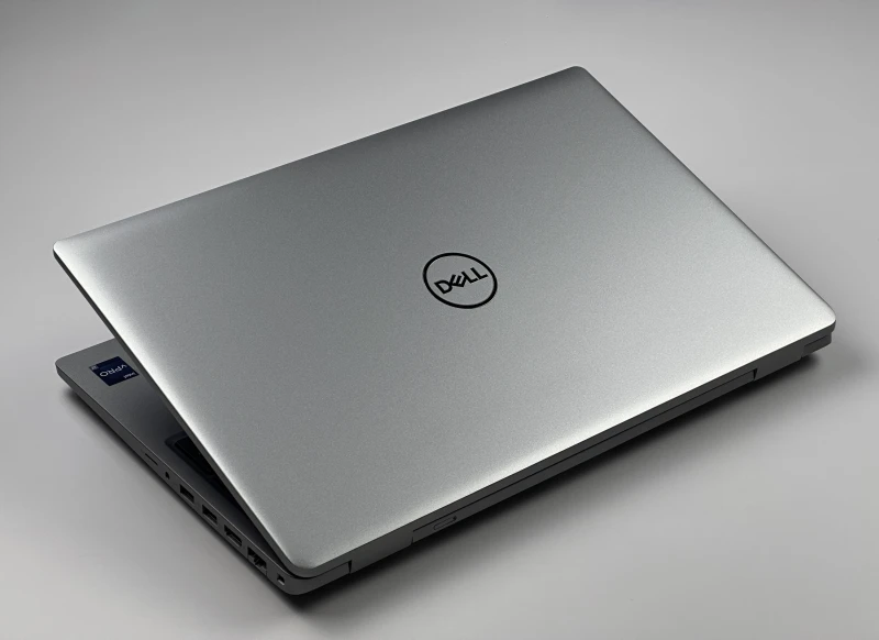 Biznesowy laptop Dell Precision 3580 z procesorem i7-1370P, ekranem 15.6" FHD i RTX A500. Stacja robocza z klawiaturą US i portami Thunderbolt 4.