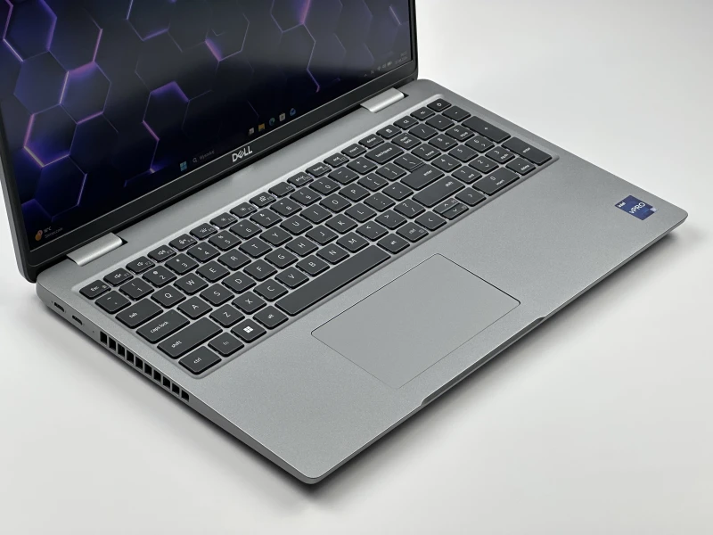 Biznesowy laptop Dell Precision 3580 z procesorem i7-1370P, ekranem 15.6" FHD i RTX A500. Stacja robocza z klawiaturą US i portami Thunderbolt 4.