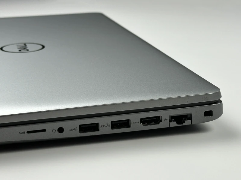 Biznesowy laptop Dell Precision 3580 z procesorem i7-1370P, ekranem 15.6" FHD i RTX A500. Stacja robocza z klawiaturą US i portami Thunderbolt 4.