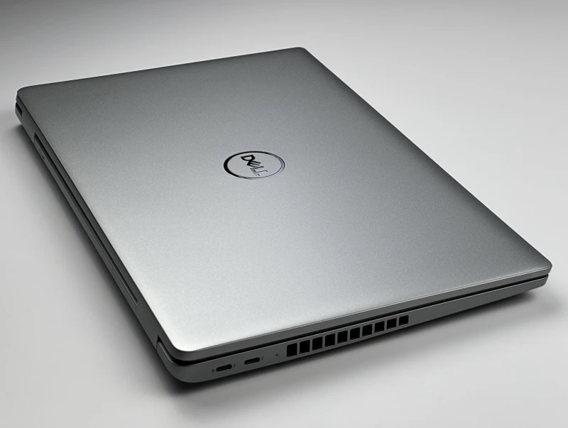 Biznesowy laptop Dell Precision 3580 z procesorem i7-1370P, ekranem 15.6" FHD i RTX A500. Stacja robocza z klawiaturą US i portami Thunderbolt 4.