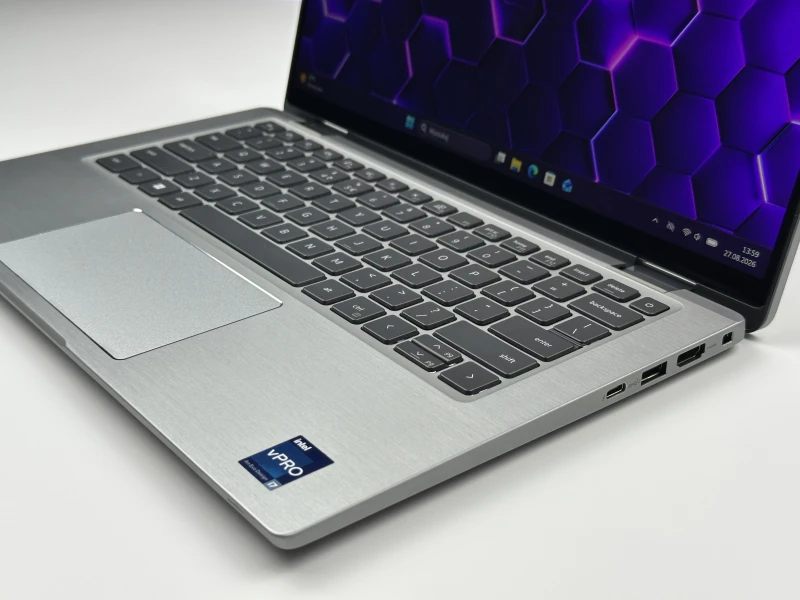 Dell Latitude 7430 2in1 z Intel Core i7-1265U, 32GB RAM i dotykowym ekranem. Aluminiowy laptop konwertowalny z klawiaturą US i grafiką Iris Xe.