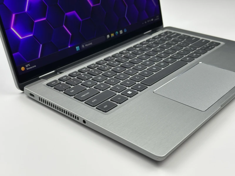 Dell Latitude 7430 2in1 z Intel Core i7-1265U, 32GB RAM i dotykowym ekranem. Aluminiowy laptop konwertowalny z klawiaturą US i grafiką Iris Xe.