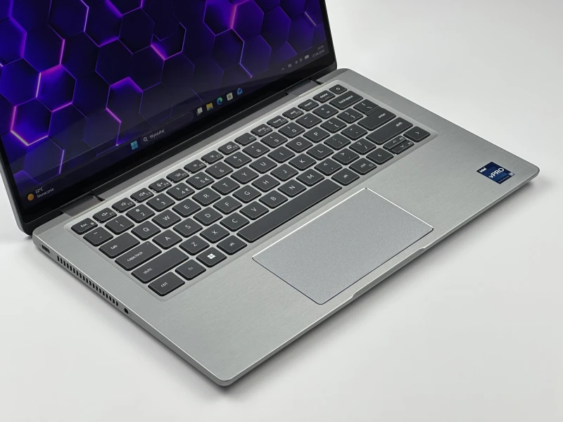 Dell Latitude 7430 2in1 z Intel Core i7-1265U, 32GB RAM i dotykowym ekranem. Aluminiowy laptop konwertowalny z klawiaturą US i grafiką Iris Xe.