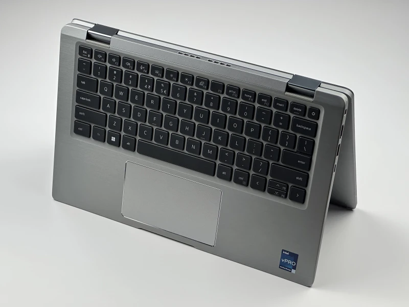 Dell Latitude 7430 2in1 z Intel Core i7-1265U, 32GB RAM i dotykowym ekranem. Aluminiowy laptop konwertowalny z klawiaturą US i grafiką Iris Xe.