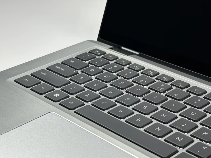 Dell Latitude 7430 2in1 z Intel Core i7-1265U, 32GB RAM i dotykowym ekranem. Aluminiowy laptop konwertowalny z klawiaturą US i grafiką Iris Xe.