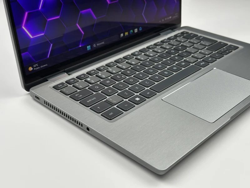 Dell Latitude 7430 2-in-1 z i7-1265U, 32GB RAM i dotykowym ekranem 14" FHD. Aluminiowy laptop w kolorze tytanowoszarym z Intel Iris Xe.
