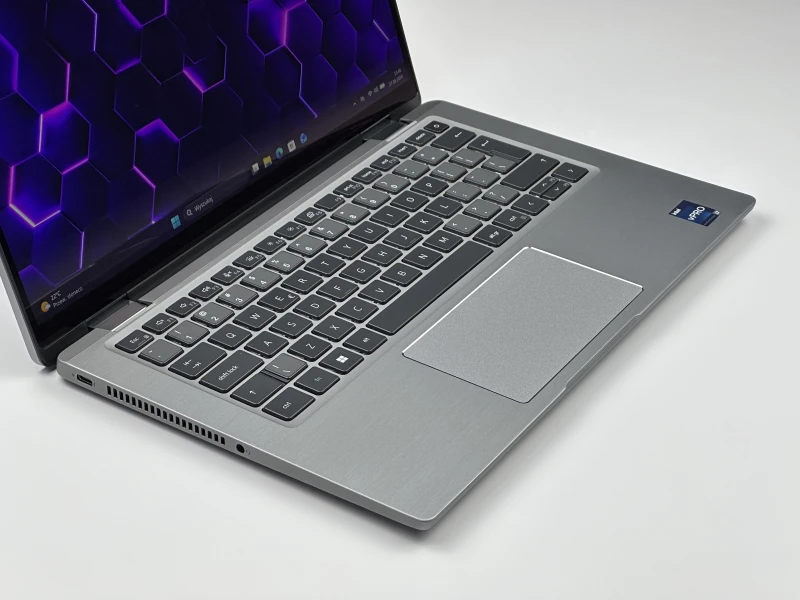 Dell Latitude 7430 2-in-1 z i7-1265U, 32GB RAM i dotykowym ekranem 14" FHD. Aluminiowy laptop w kolorze tytanowoszarym z Intel Iris Xe.