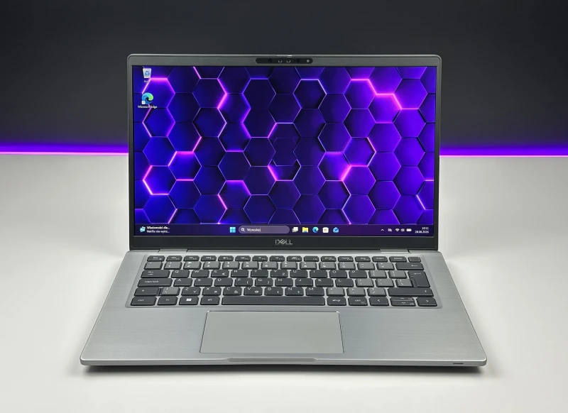 Dell Latitude 7430 w tytanowoszarym aluminium z i7-1265U, 32GB RAM i 14" FHD. Smukły laptop biznesowy z Intel Iris Xe i czytnikiem linii papilarnych.