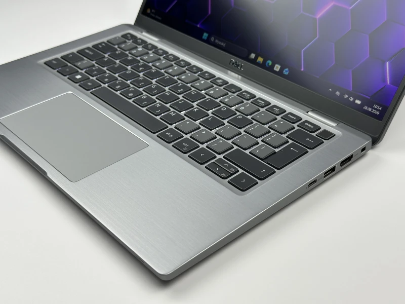 Dell Latitude 7430 w tytanowoszarym aluminium z i7-1265U, 32GB RAM i 14" FHD. Smukły laptop biznesowy z Intel Iris Xe i czytnikiem linii papilarnych.