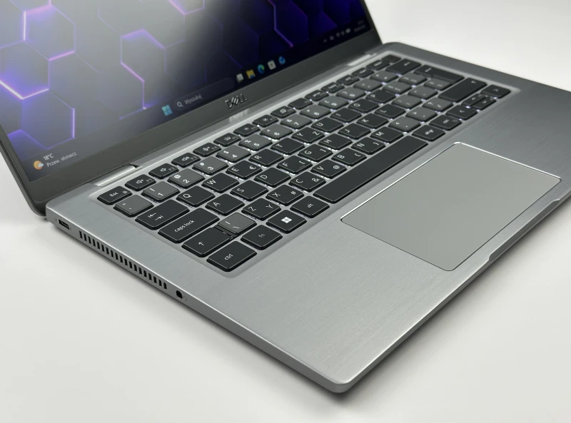 Dell Latitude 7430 w tytanowoszarym aluminium z i7-1265U, 32GB RAM i 14" FHD. Smukły laptop biznesowy z Intel Iris Xe i czytnikiem linii papilarnych.