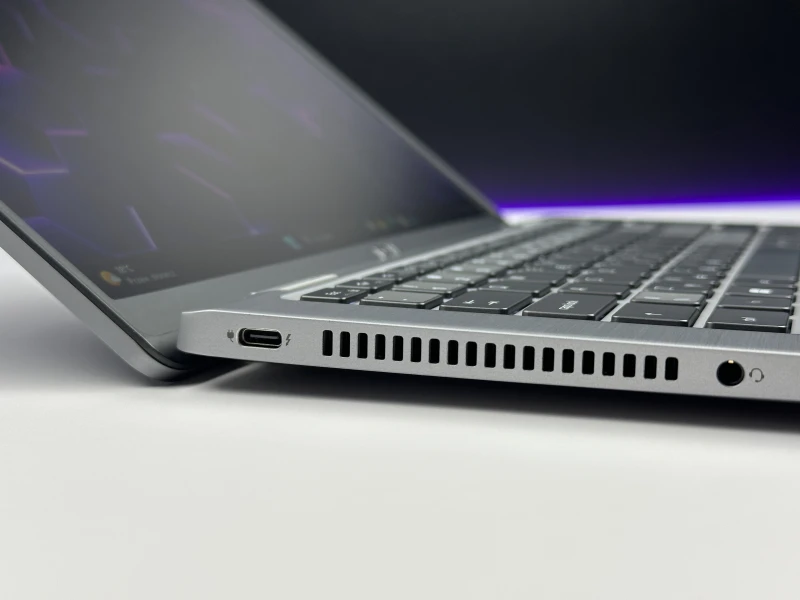 Dell Latitude 7430 w tytanowoszarym aluminium z i7-1265U, 32GB RAM i 14" FHD. Smukły laptop biznesowy z Intel Iris Xe i czytnikiem linii papilarnych.