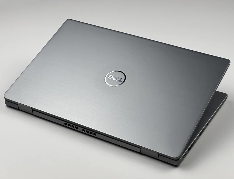 Dell Latitude 7430 w tytanowoszarym aluminium z i7-1265U, 32GB RAM i 14" FHD. Smukły laptop biznesowy z Intel Iris Xe i czytnikiem linii papilarnych.