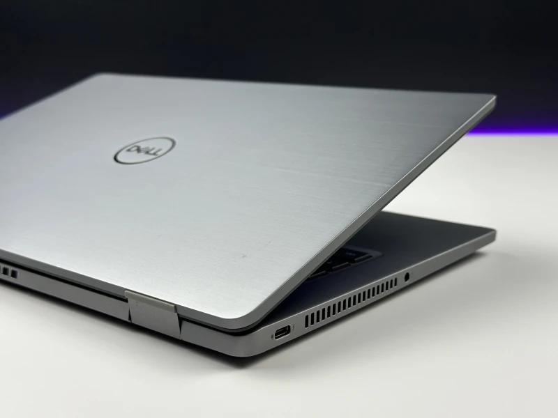 Dell Latitude 7430 w tytanowoszarym aluminium z i7-1265U, 32GB RAM i 14" FHD. Smukły laptop biznesowy z Intel Iris Xe i czytnikiem linii papilarnych.