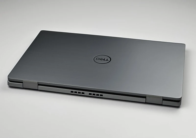 Dell Latitude 7430 w tytanowoszarym aluminium z i7-1265U, 32GB RAM i 14" FHD. Smukły laptop biznesowy z Intel Iris Xe i czytnikiem linii papilarnych.
