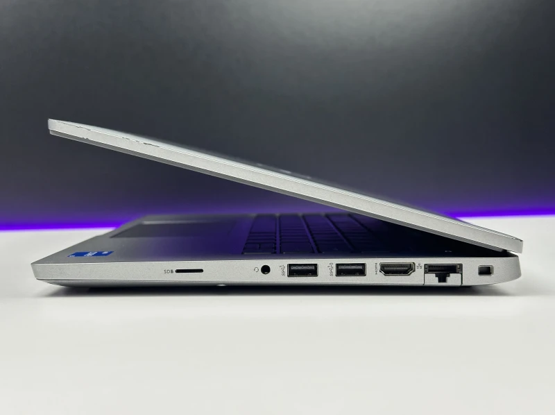 Dell Latitude 5430 - procesor i5-1235U, matryca 14" oraz modem LTE – nowoczesny laptop biznesowy z klawiaturą US, idealny do pracy.