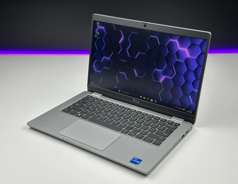 Dell Latitude 5330 - i5-1235U, 8GB RAM, LTE. Lekki laptop biznesowy z klawiaturą US i szybkim interfejsem PCIe NVMe do codziennej pracy mobilnej.