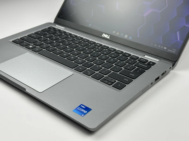 Dell Latitude 5330 - i5-1235U, 8GB RAM, LTE. Lekki laptop biznesowy z klawiaturą US i szybkim interfejsem PCIe NVMe do codziennej pracy mobilnej.